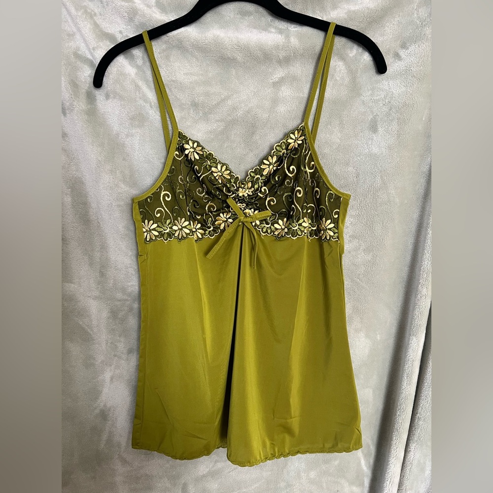Green embroidered floral top 🌼💚